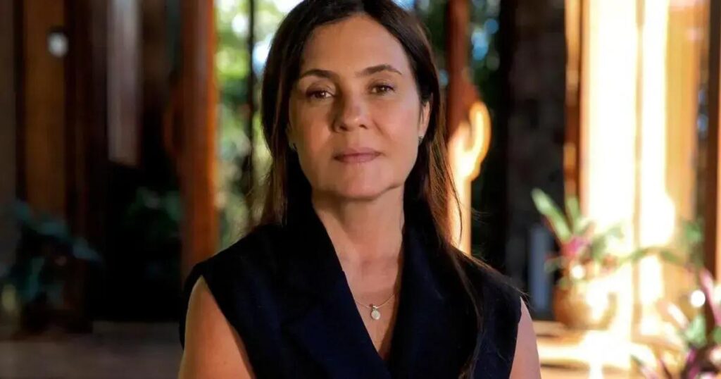 Adriana Esteves renova contrato com a Globo após planos de aposentadoria