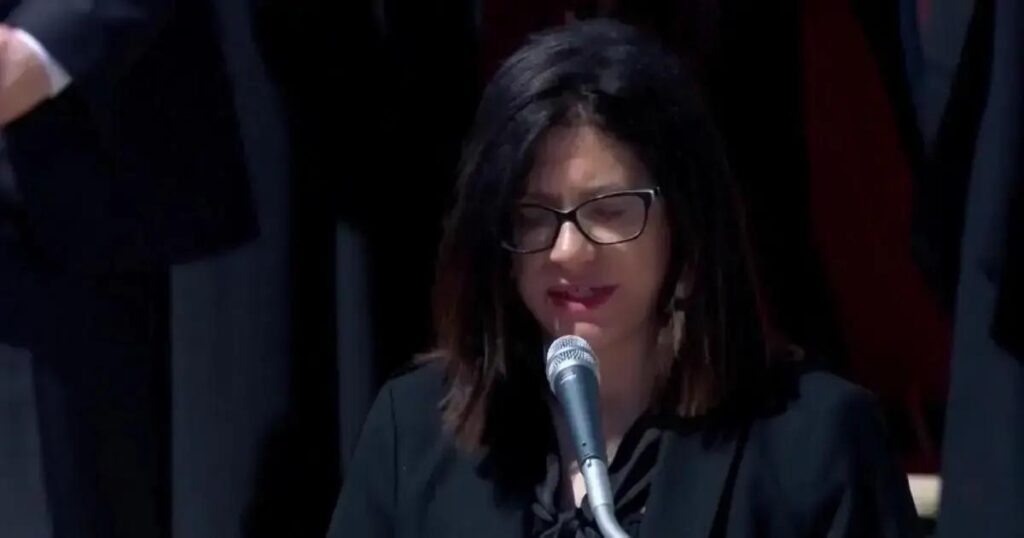 Brasileira brilha ao ler oração para o Papa Francisco em seu funeral