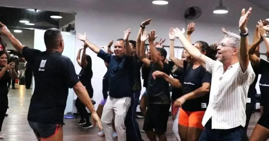 Bruno Monteiro dança Ivete Sangalo em ensaio pré-Micareta de Feira