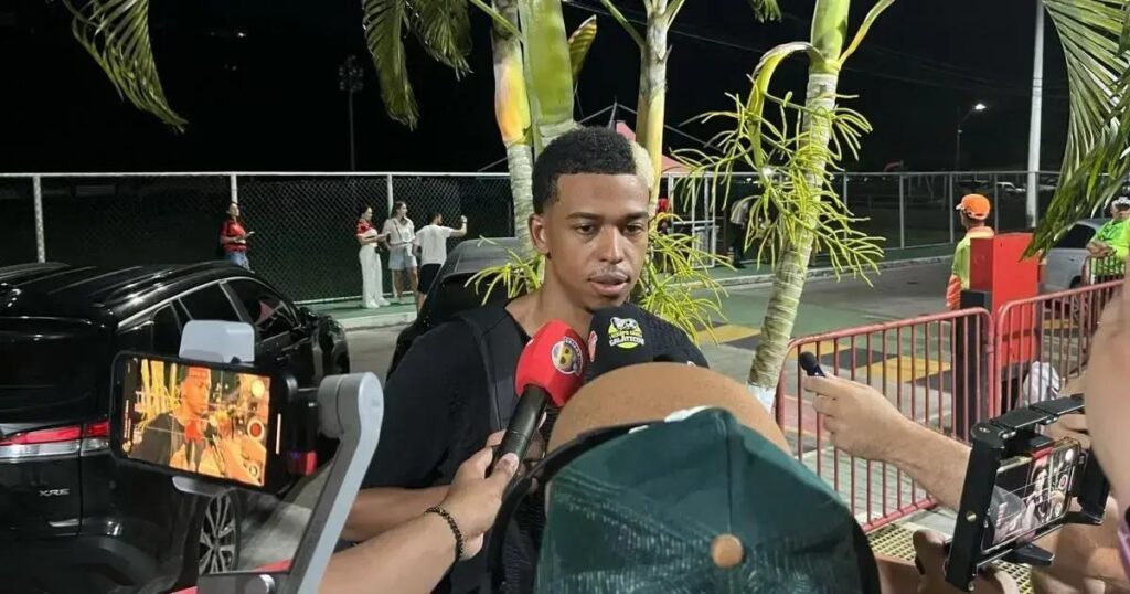 Carlinhos comemora gol, mas Vitórias fica com empate contra o Grêmio