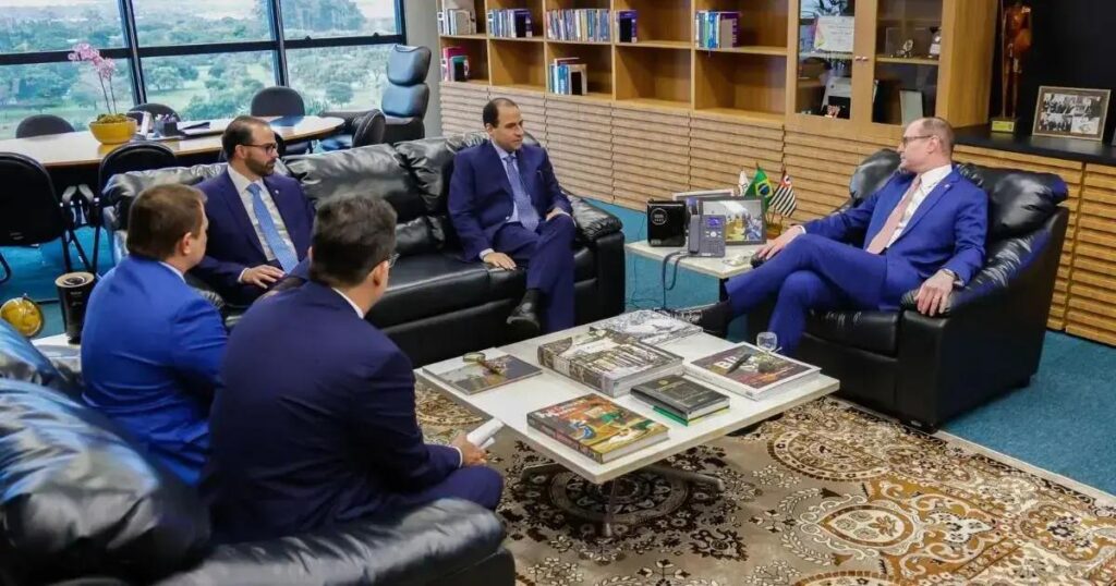 Cristiano Zanin e Beto Simonetti debatem uso de celulares no STF