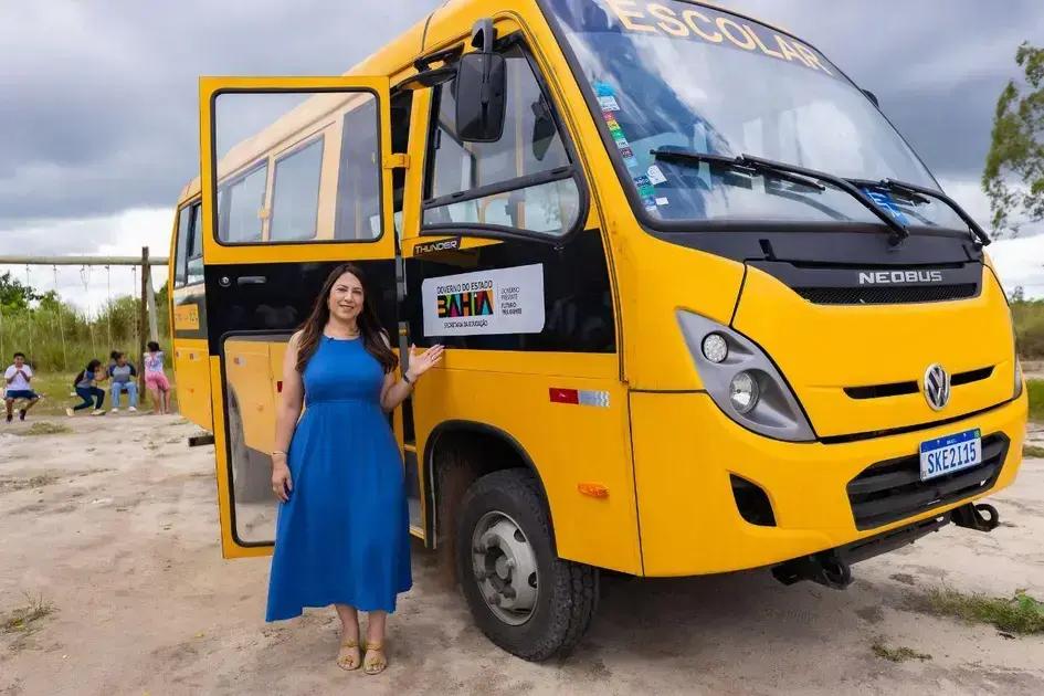 Eunápolis ganha micro-ônibus escolar para alunos com acessibilidade