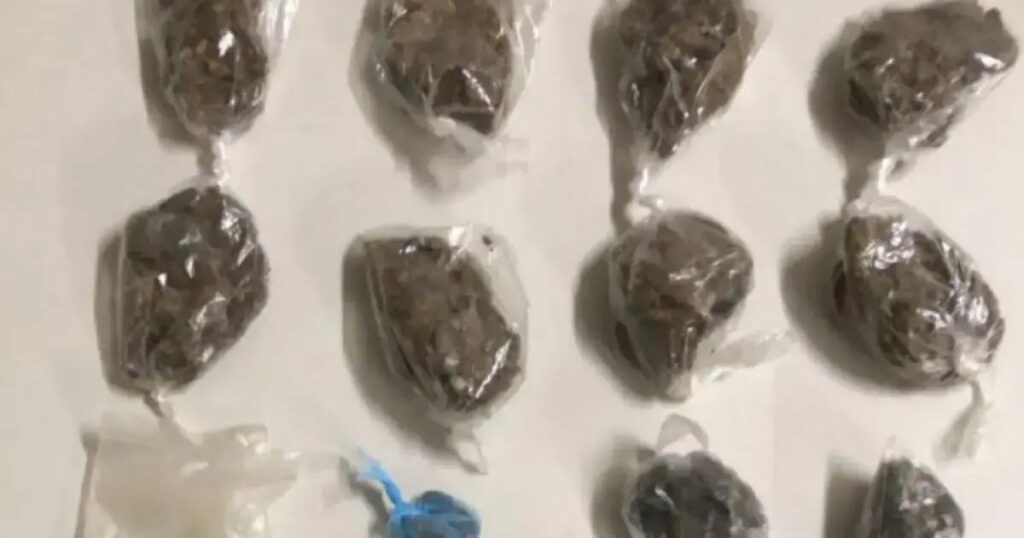 Homem é preso por tráfico de drogas em Jaguaquara após denúncia anônima