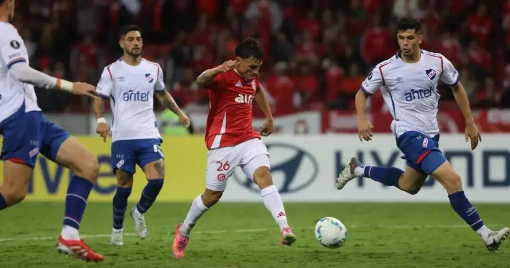 Inter empata heroicamente e segue firme na liderança do grupo F