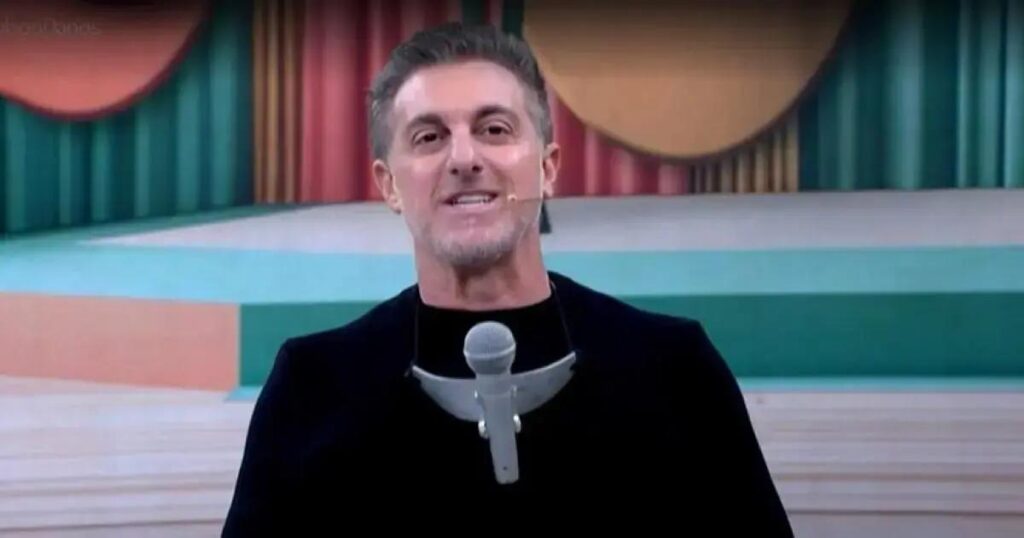 Luciano Huck presta homenagem a Silvio Santos no Domingão