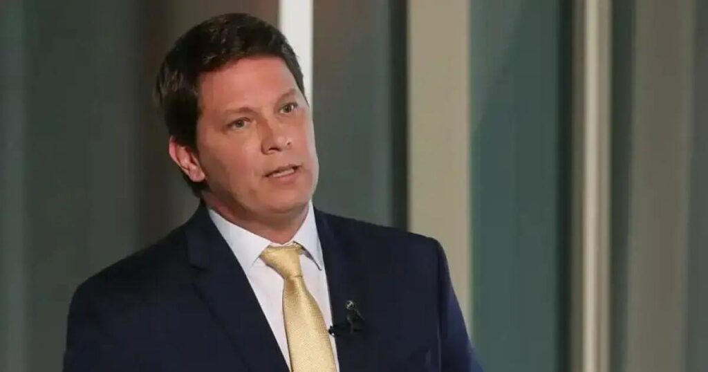 Mario Frias defende Cauã Reymond em polêmica na TV Globo