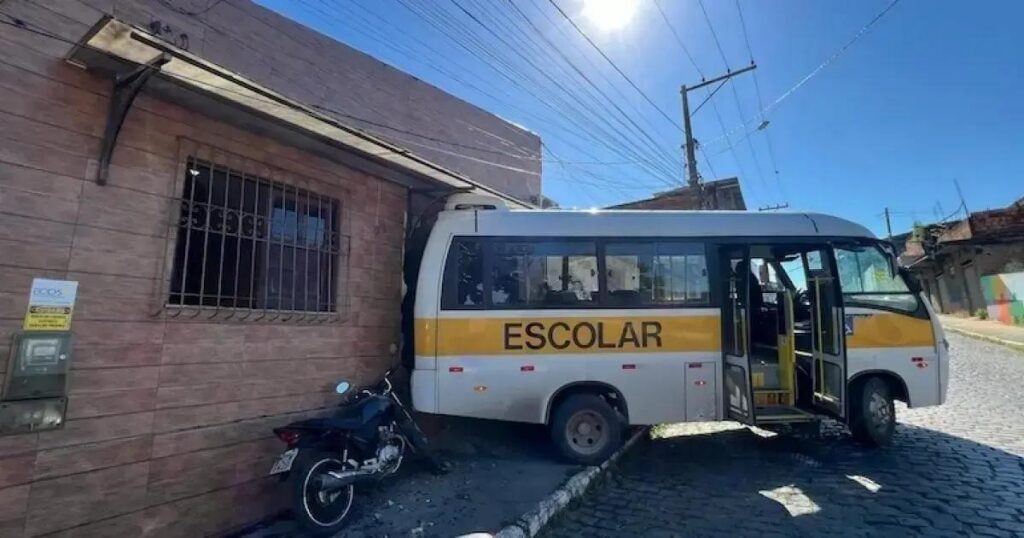 Micro-ônibus desgovernado invade imóvel em Ipiaú e provoca feridos