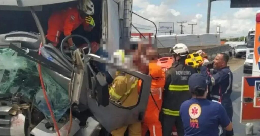 Motorista preso às ferragens em grave acidente na BR-324