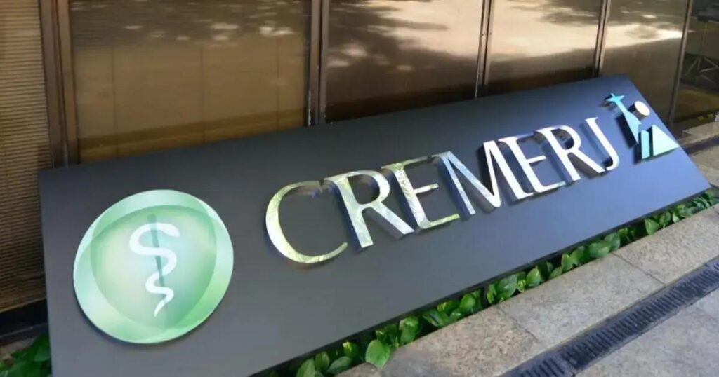 Mulher é flagrada com diploma falso para se registrar no CREMERJ