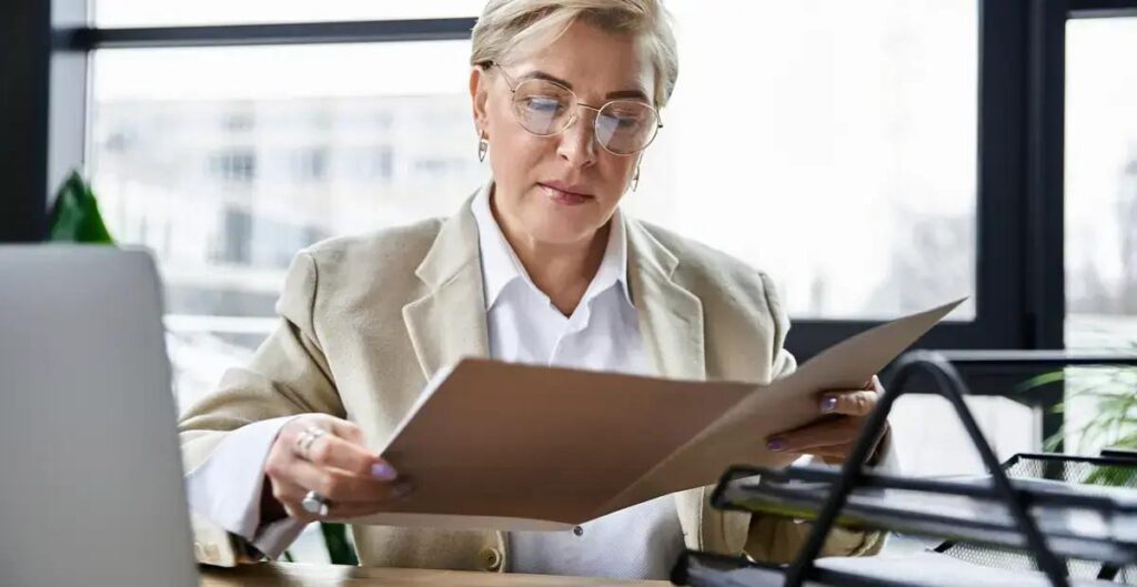 Mulheres podem se aposentar aos 55 anos? Essa é a regra do INSS!