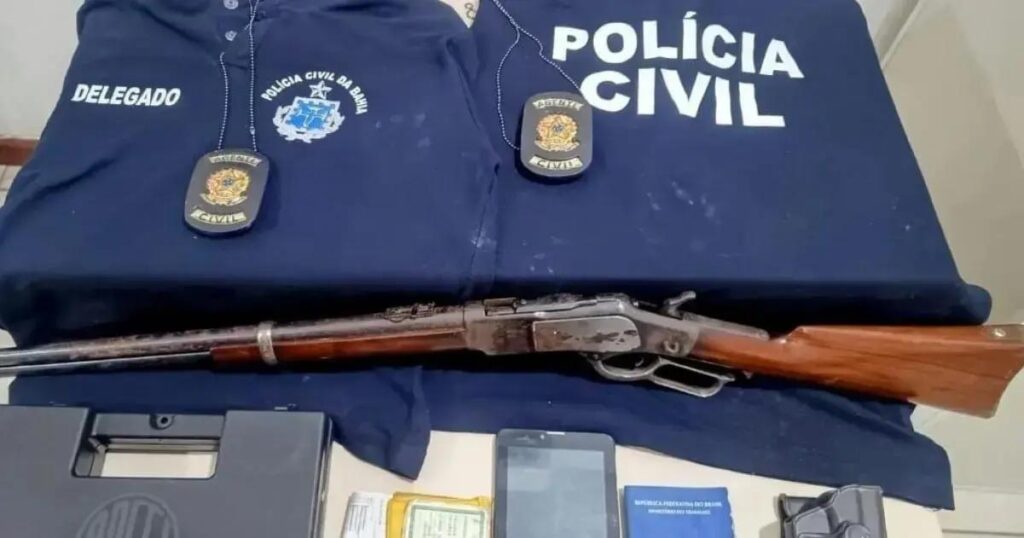 PM apreende arma e coletes falsos da Polícia Civil em Vitória da Conquista