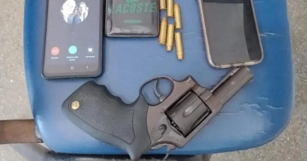 PM detém dois suspeitos e apreende arma em Itinga, na Bahia