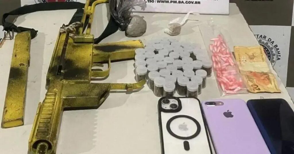 Policiais Encontram Submetralhadora e Drogas em Ação na Federação
