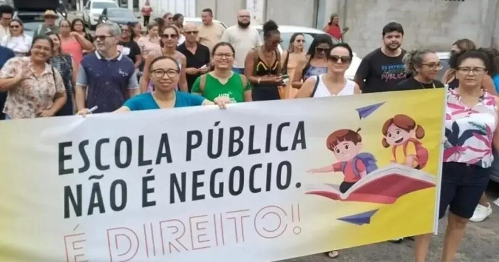 Professores de Brumado protestam contra privatização do ensino