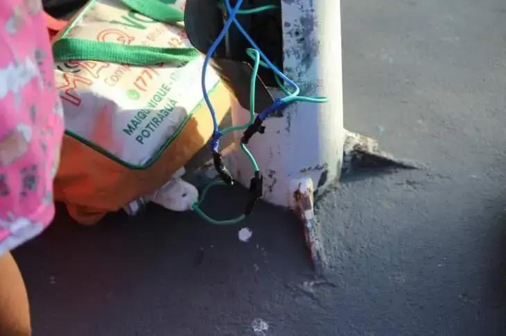 Risco de fios expostos na Praça Luiz Viana Filho em Itarantim