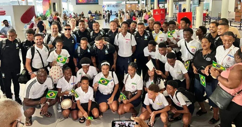 Seleção Brasileira é recebida com festa em Seicheles para Mundial de Beach Soccer