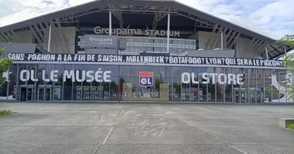 Torcedores do Lyon realizam protestos contra John Textor por crise financeira