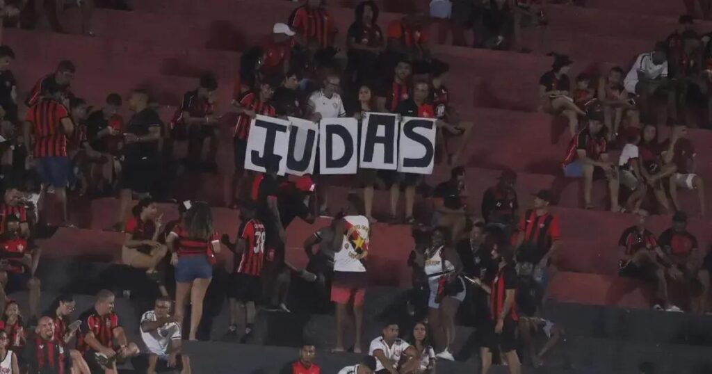 Torcida do Vitória protesta contra Wagner Leonardo em jogo no Barradão