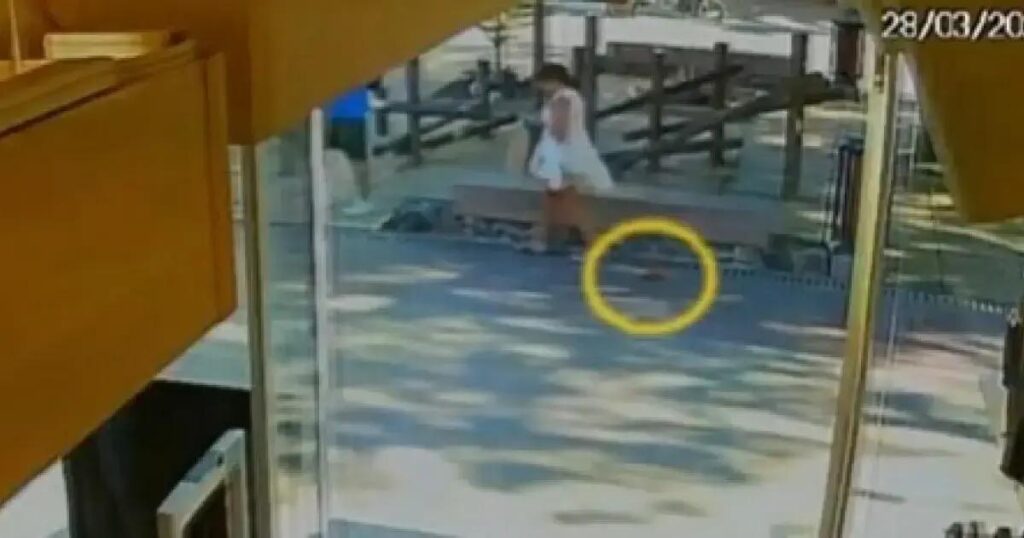 Turista acusa baiana de roubo e revela cena inusitada na Praia do Forte