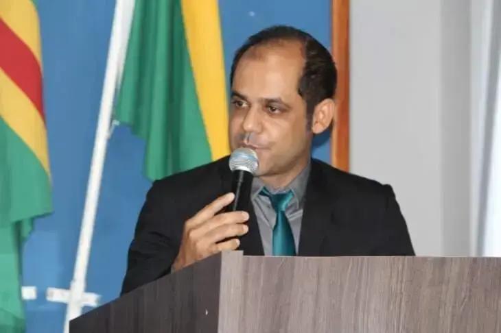 Vereador Serginho propõe lei para proibir cores de partidos em espaços públicos