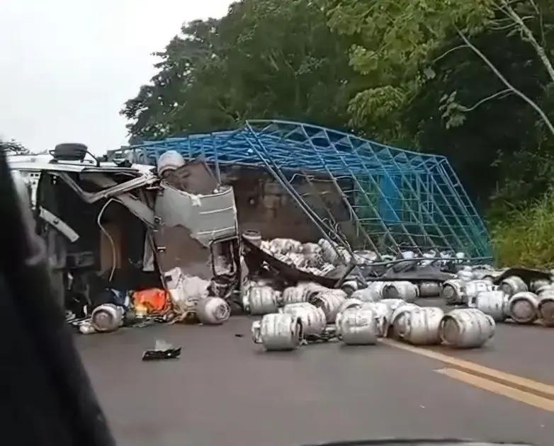 Acidente grave na BR-101 causa interdição e deixa vítimas