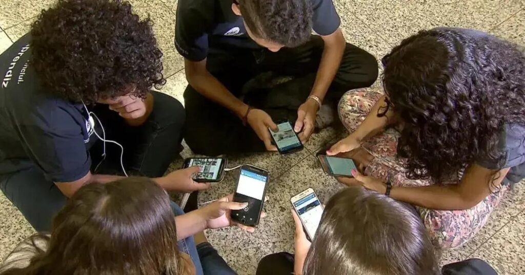 Adolescentes precisam de apoio emocional nas redes sociais, aponta pesquisa