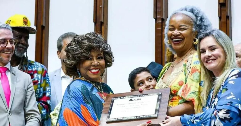 Alcione é homenageada com título de Cidadã Baiana na ALBA