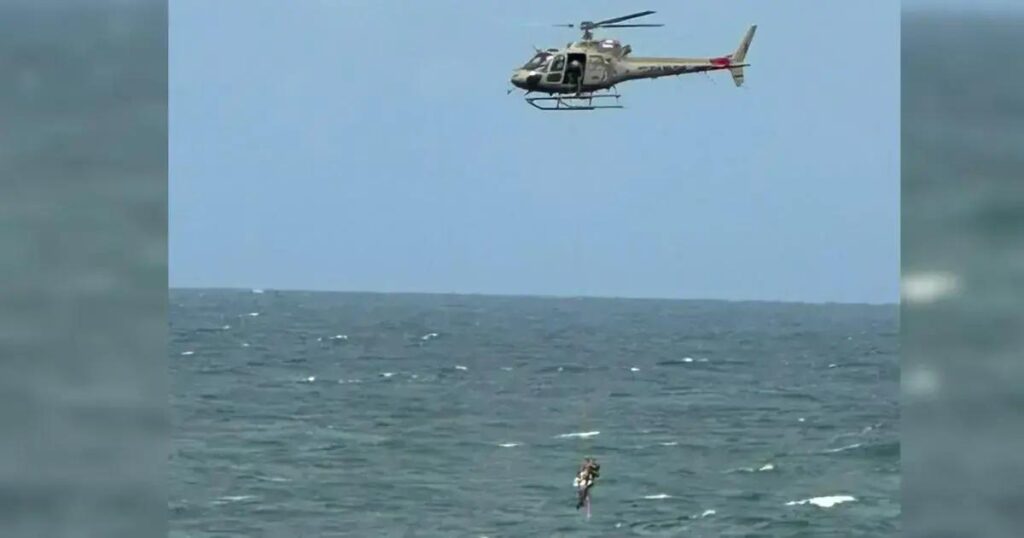 Banhistas são resgatados com helicóptero da PM na Praia da Barra