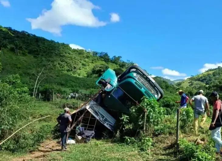 Caminhão com gado tomba em estrada vicinal em Itambé, Bahia