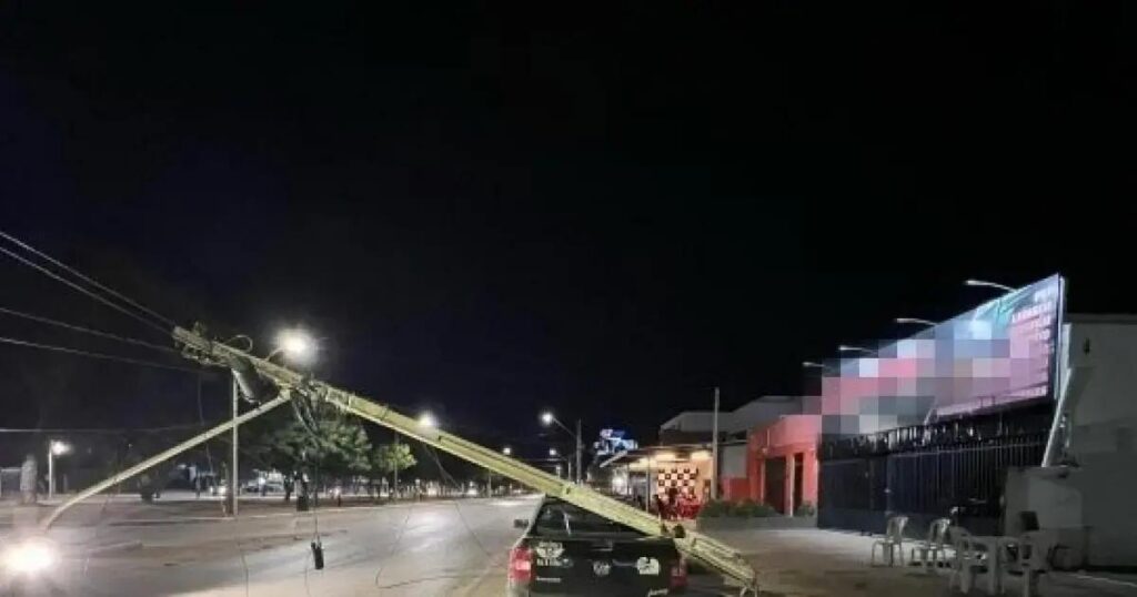 Caminhão derruba três postes e causa interdição em Luís Eduardo Magalhães