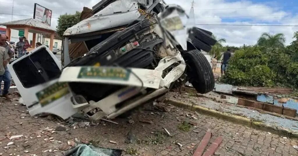 Caminhão desgovernado invade praça em Malhada de Pedras sem feridos graves