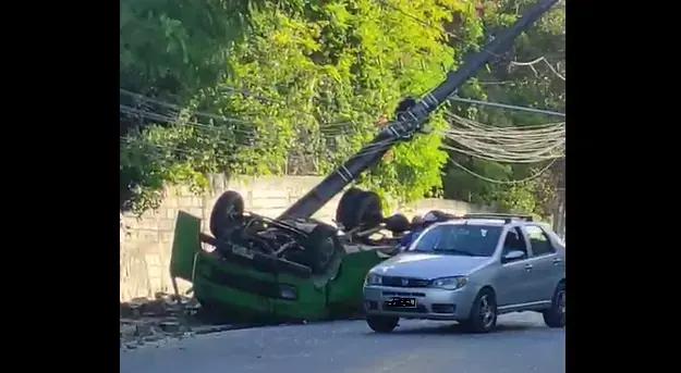 Caminhão tomba e provoca lentidão na ladeira da Xurupita em Porto Seguro
