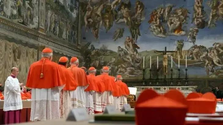Capela Sistina se prepara para o Conclave em busca de novo Papa