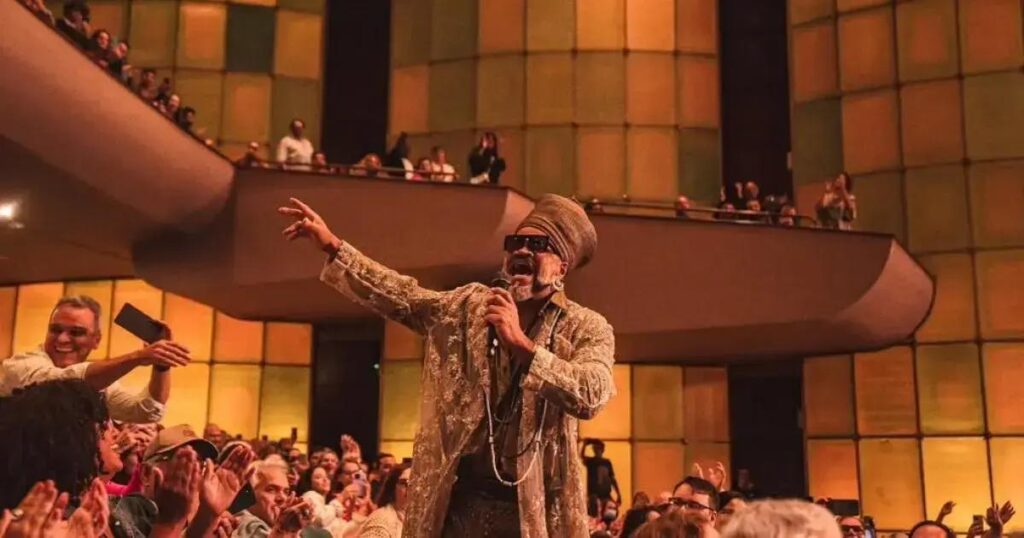Carlinhos Brown e a nova geração da música: reflexões sobre riscos e likes
