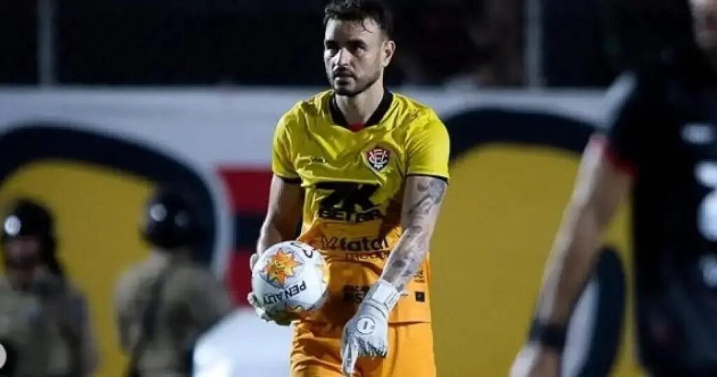 Carpini anuncia saída de Gabriel e reforços para o Vitória até julho