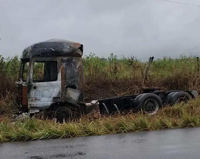 Carreta carbonizada é encontrada na estrada de Potiraguá