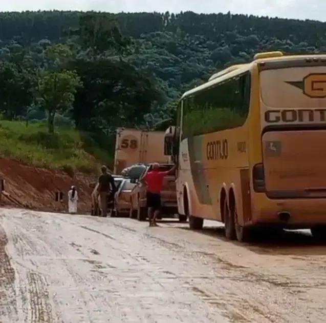 Carreta tomba e causa congestionamento no desvio da BR-101