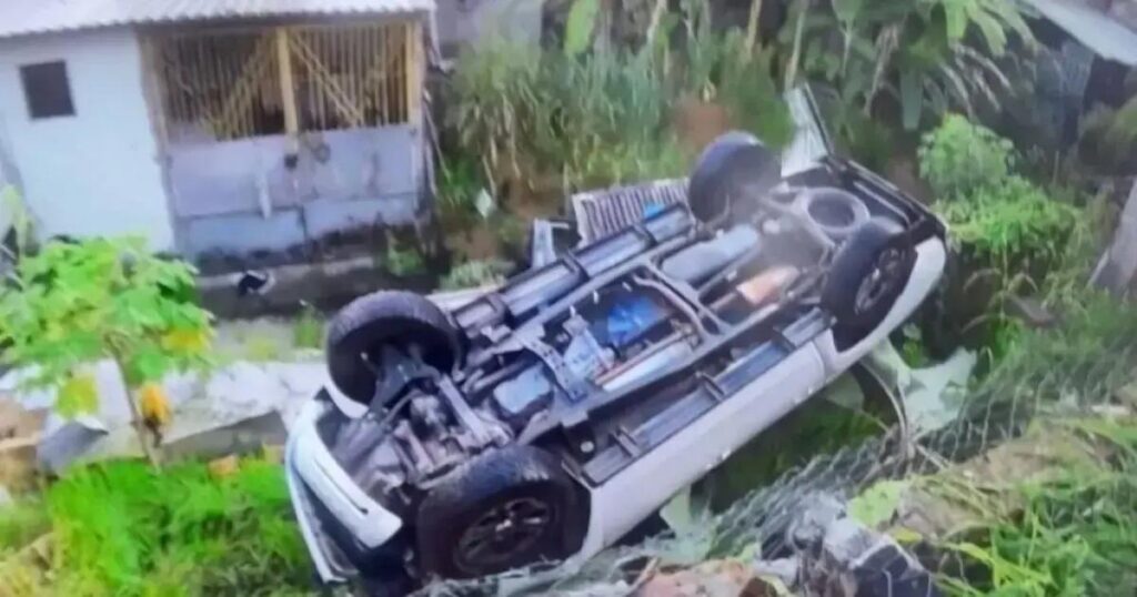 Carro capota e cai em barranco na Avenida Luís Eduardo Magalhães