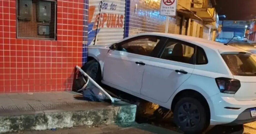 Carro colide com portão de loja em Santo Antônio de Jesus