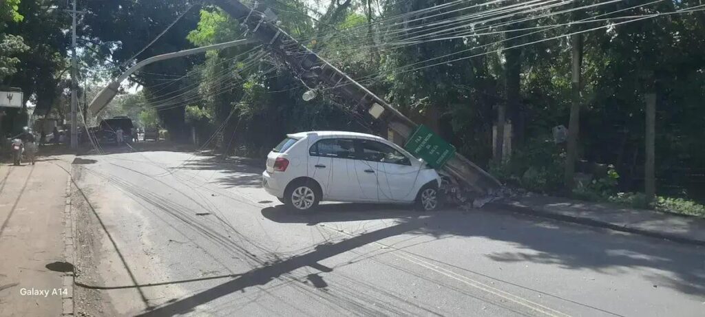 Carro colide em poste e bloqueia a estrada da balsa em Arraial Dajuda