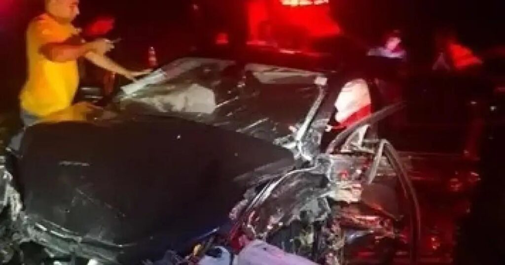 Casal escapa ileso após grave acidente com carretas na BR-324