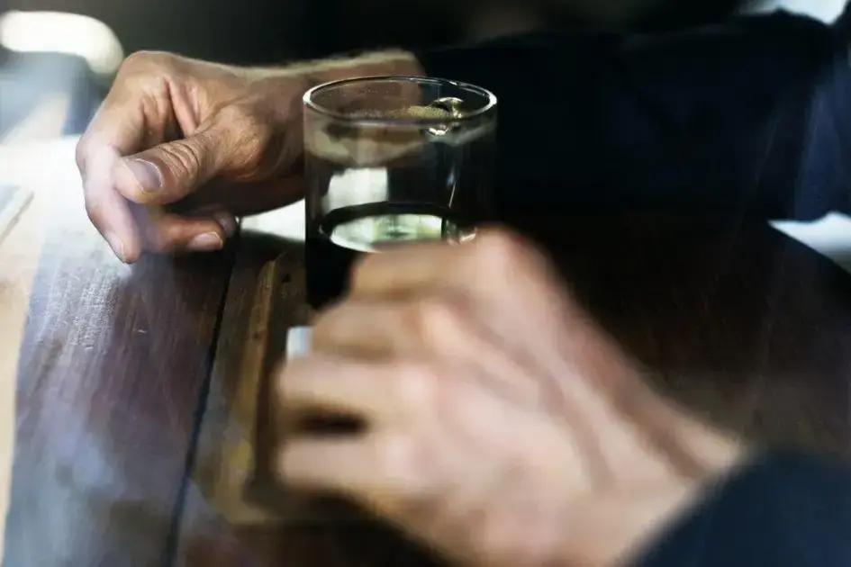 Como o alcoolismo pode garantir benefícios do INSS para os trabalhadores