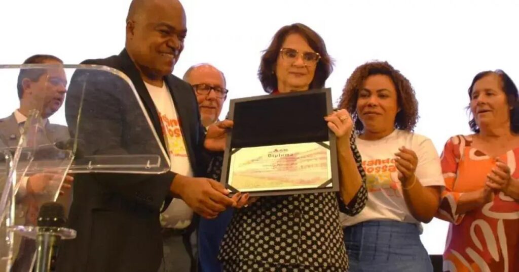 Damares Alves recebe Comenda Dois de Julho da AL-BA em homenagem especial