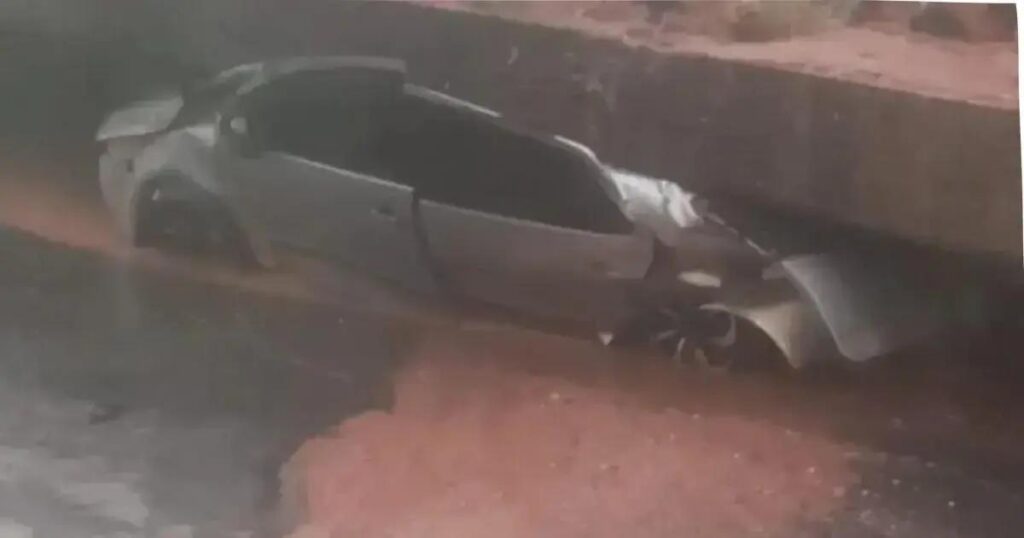 Deslizamento de terra destrói carro em Simões Filho sem feridos