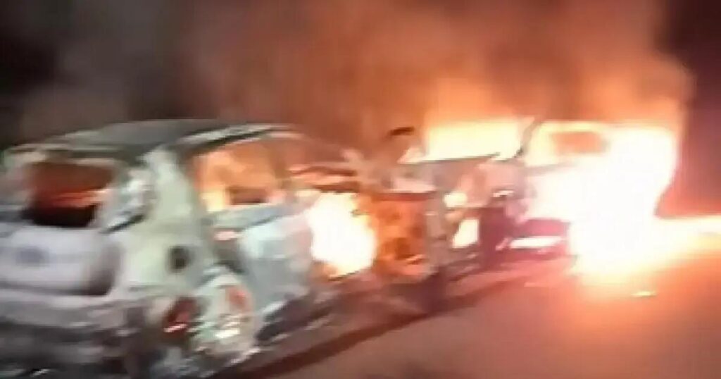 Dois carros pegam fogo após colisão em Itagimirim, Bahia