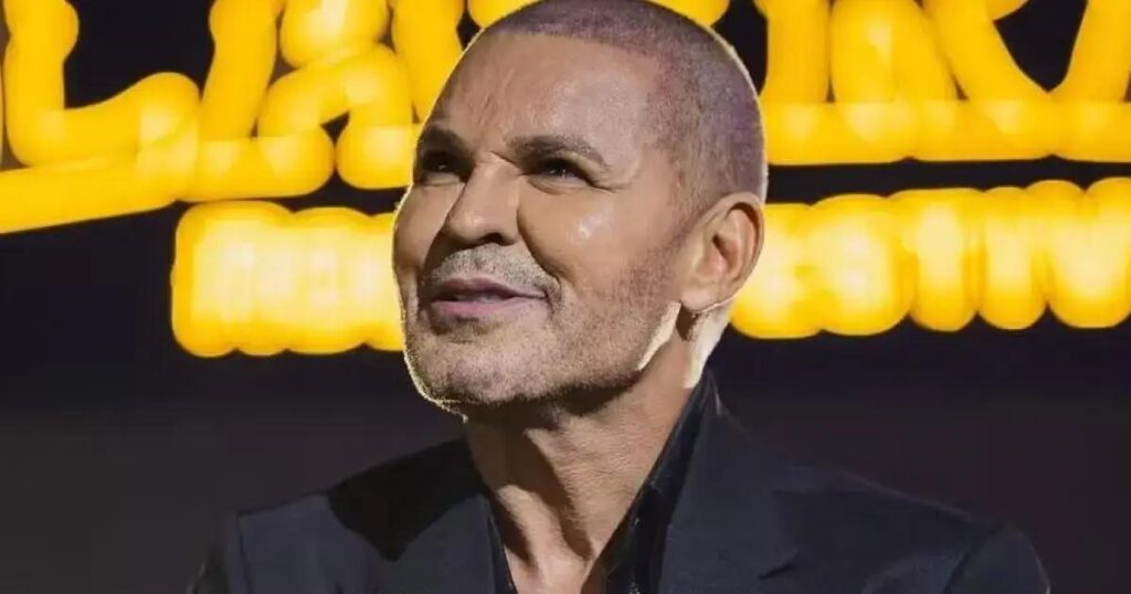 Eduardo Costa surge careca e revela motivo de transplante capilar