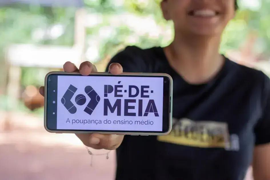 Entenda o Programa Pé-de-Meia e como ele ajuda alunos do ensino médio