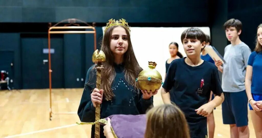 Escola de Salvador estreia o encantador musical “Frozen Jr.” protagonizado por alunos