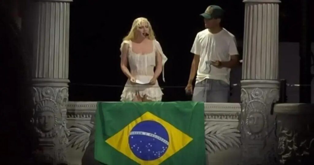 Fã do Copacabana Palace traduz mensagem de Lady Gaga no Rio de Janeiro