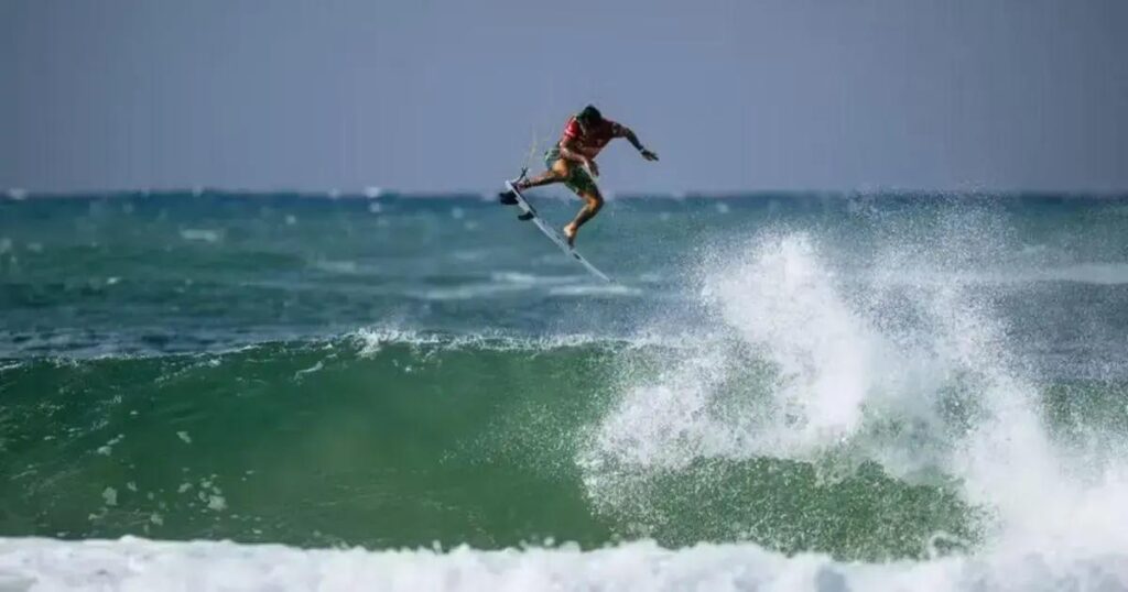 Filipe Toledo vence em Burleigh Heads e garante permanência na WSL